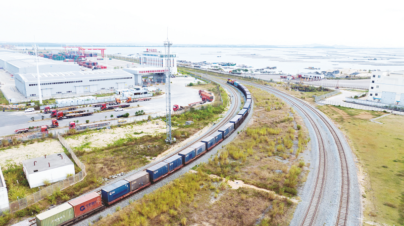 今年以來西部陸海新通道班列運輸貨物突破70萬標箱